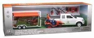 Pickup with closed trailer and grass tractor Kubota 1:20