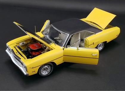 Plymouth Road Runner 1970 with "The Loved Bird" Road Runner Air Grabber Figure ***