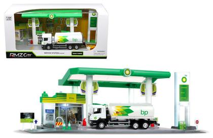 SCANIA P TANKER TRUCK &amp; "BP" SERVICE GAS STATION DIORAMA