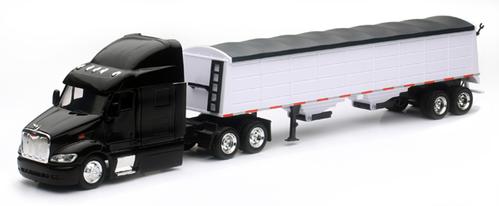 Peterbilt 387 with Grain Hauler